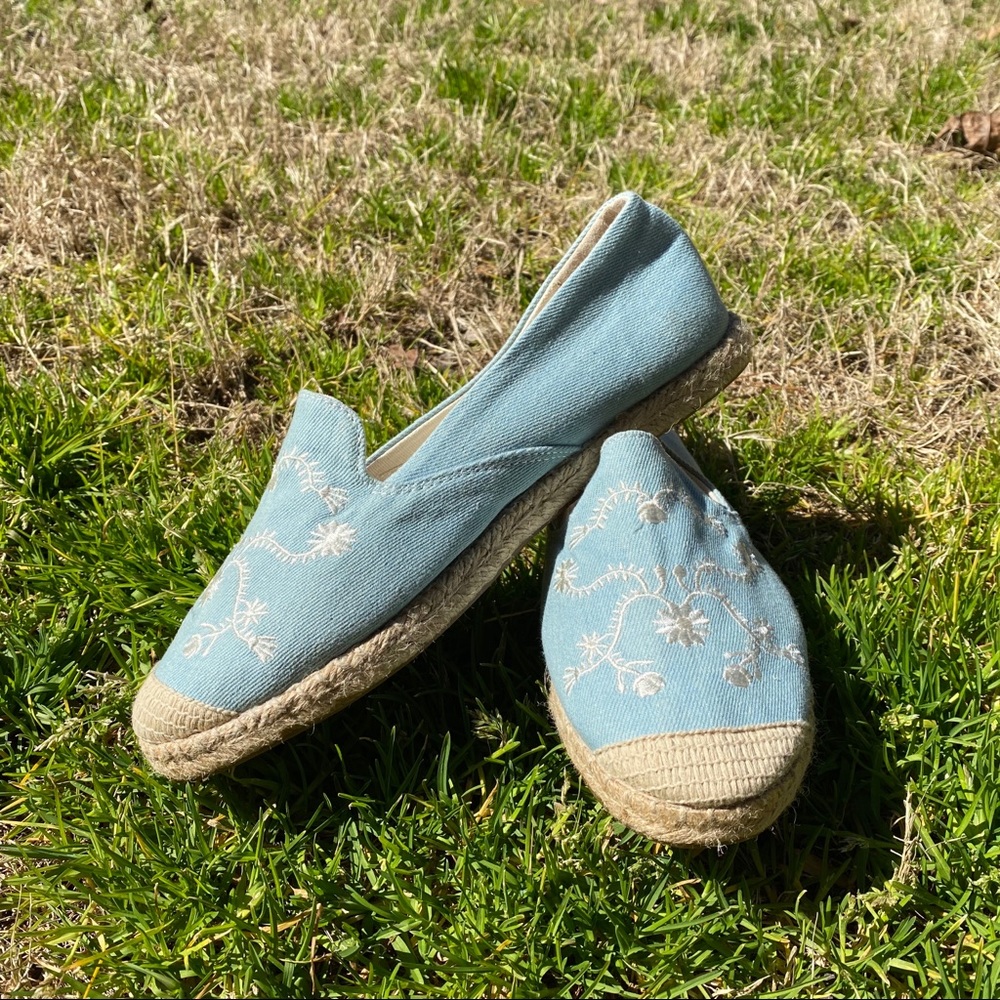 NWT Avon Cushion Walk blue/white embroidered flats